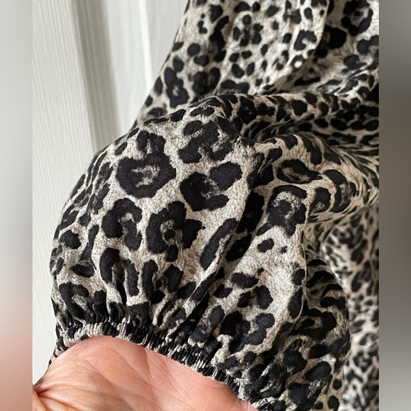 Banana Republic Leopard Print Wrap Top Size XS - Picture 4 of 5